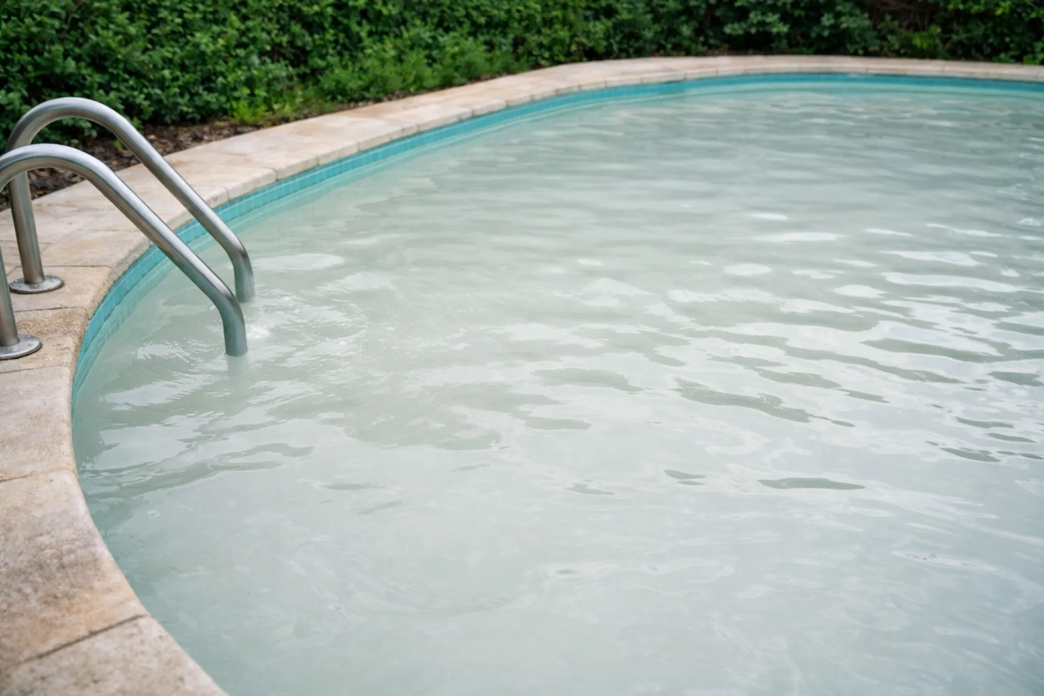 Eau trouble piscine : causes, diagnostic et traitement étape par étape 1 Piscine avec eau trouble blanchâtre et aspect laiteux, illustration d’un déséquilibre de filtration ou de traitement de l’eau